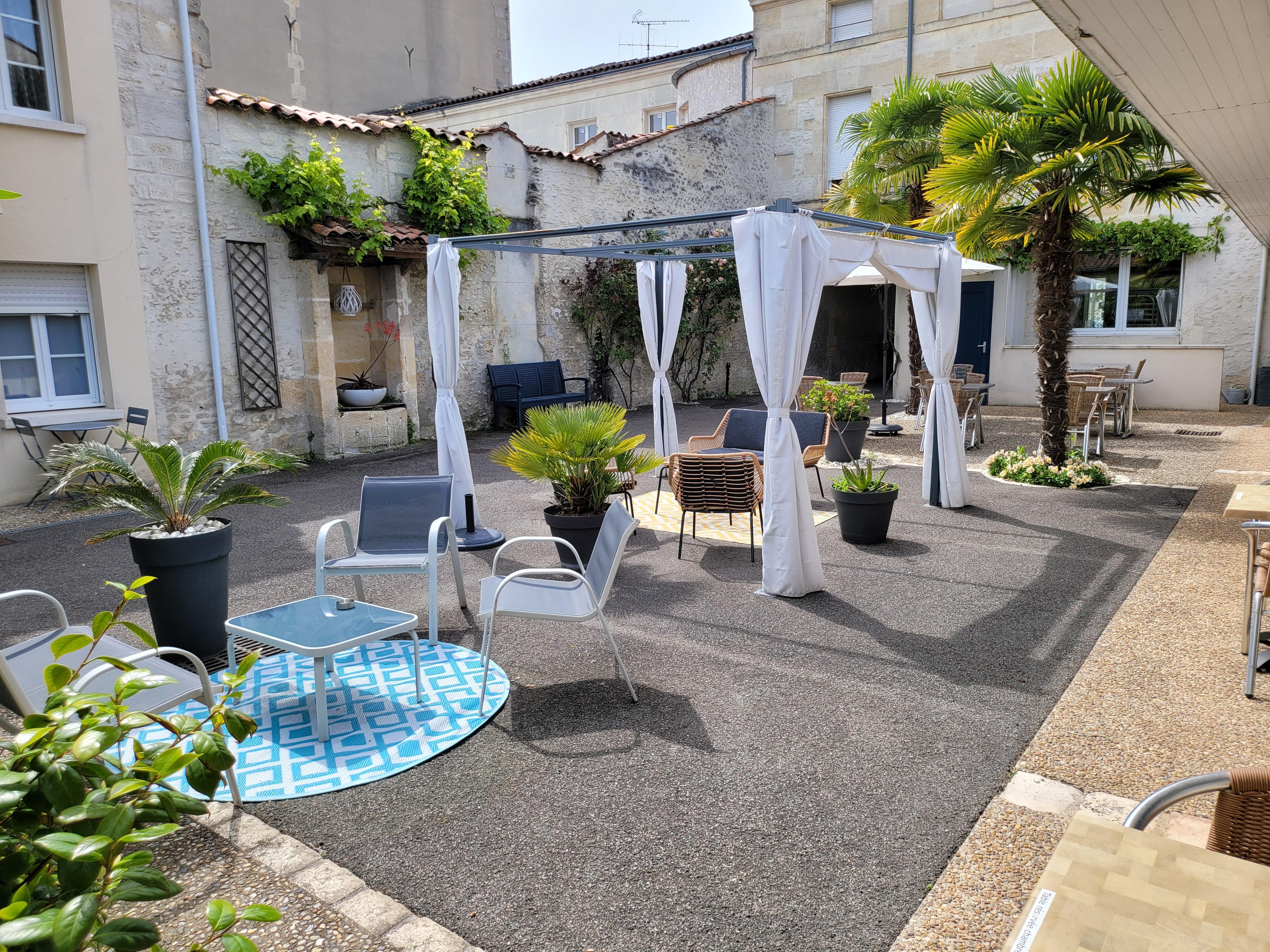 Cit'Hotel Le Cheval Blanc Cognac Centre ภายนอก รูปภาพ