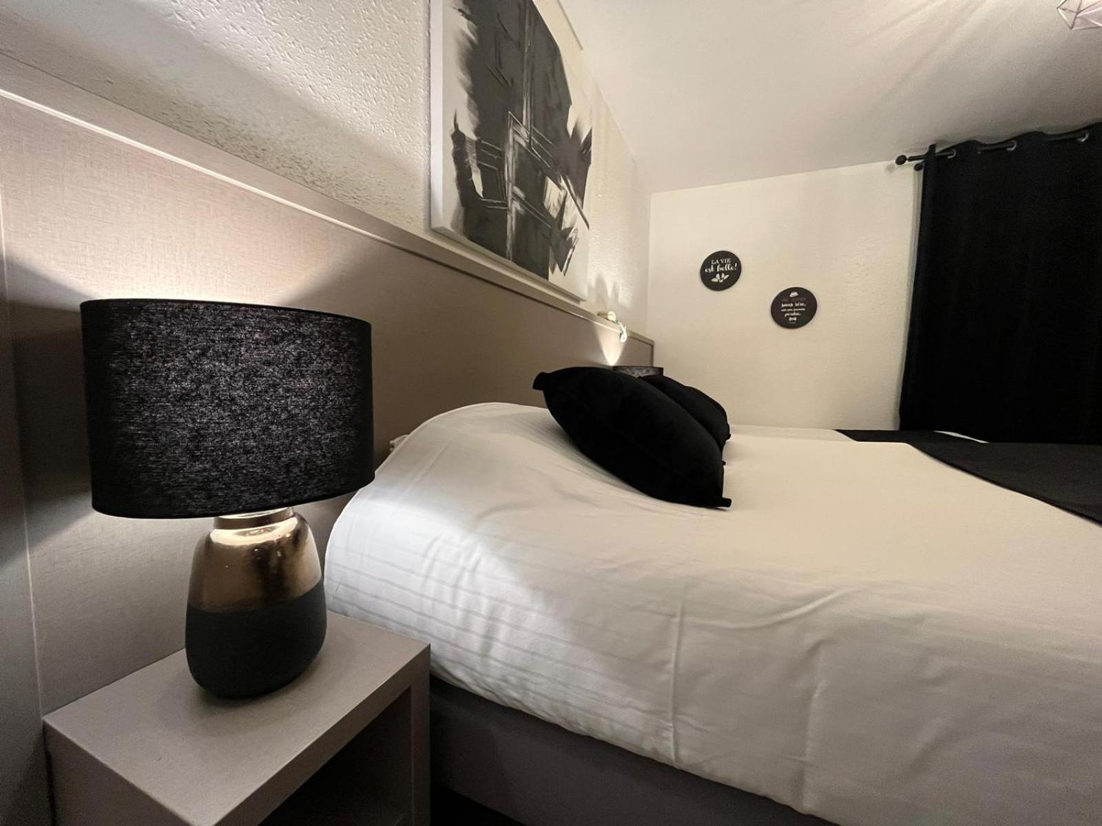 Cit'Hotel Le Cheval Blanc Cognac Centre ภายนอก รูปภาพ