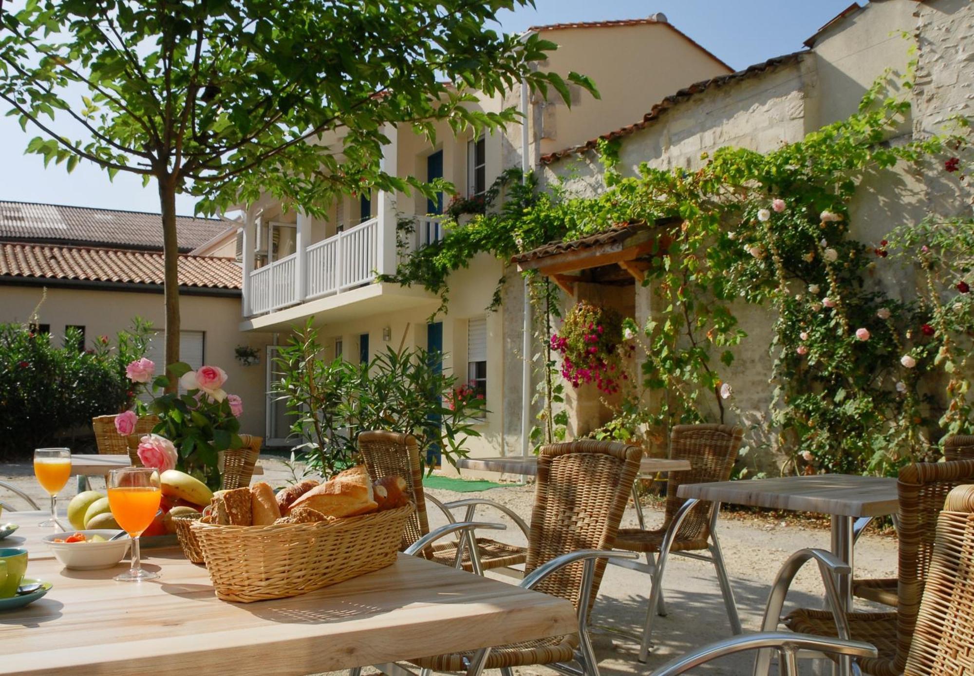 Cit'Hotel Le Cheval Blanc Cognac Centre ภายนอก รูปภาพ